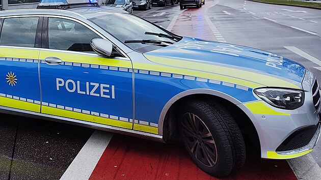 Nmet policist zasahuj v Karlsruhe na zpad zem, kde pachatel dr rukojm v jedn z tamnch lkren. (10. bezna 2023)