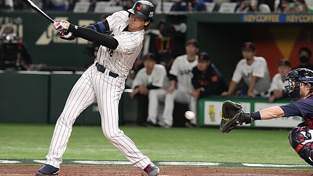 Japonec Shohei Ohtani promachuje mek v utkn proti esku na turnaji World Baseball Classic.