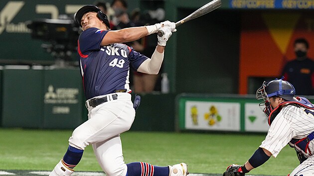 Martin Muk odpaluje tvrd nadhoz japonskho nadhazovae na turnaji World Baseball Classic.