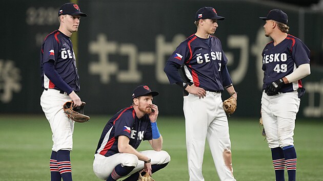 etí baseballisté po odehraném utkání na World Baseball Classic proti Japonsku.