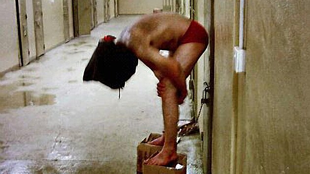 Mučení vězni ve věznici Abú Ghrajb (2002)