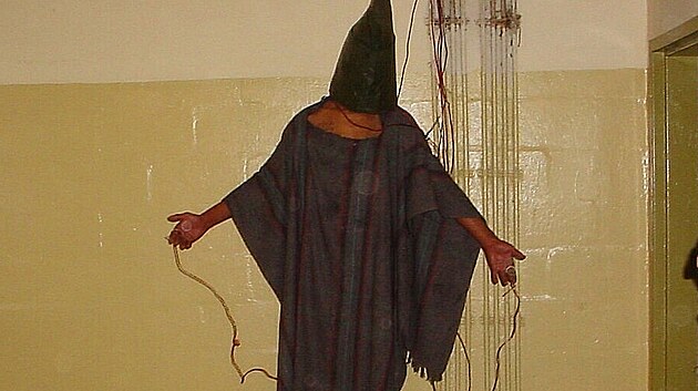 Na fotografii, jednoduše označované jako „muž s kápí“, je zachycen Iráčan Alí Šalál Kajsí. V roce 2003 ho zajali a v Abú Ghrajb vyslýchali američtí vojáci.