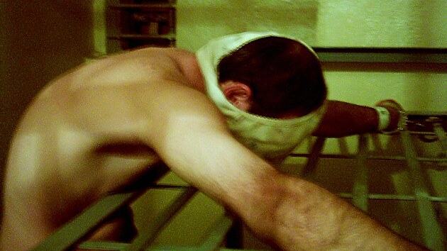 Mučení vězni ve věznici Abú Ghrajb (2003)