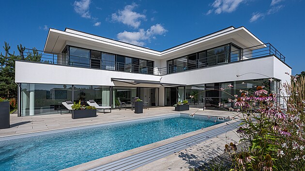 Odkaz funkcionalistick�ch tradic ve spojen� s nejmodern�j��mi technologiemi v podob� panoramatick�ho zasklen� prom�tl architekt do osobit� tv��e domu a maximum vyt�il i z jedine�n� polohy pozemku.