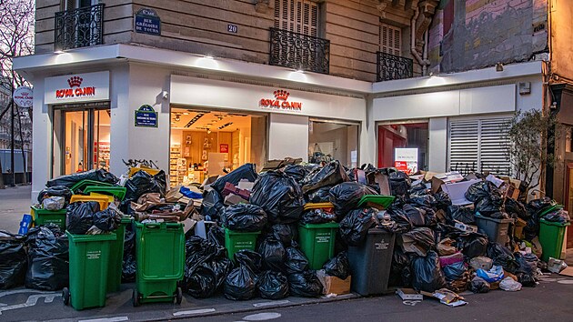 Stvkujc popeli kvli dchodov reform pestali pracovat. Neodvezen pytle pln ulice Pae a dalch francouzskch mst. (15. bezna 2023)