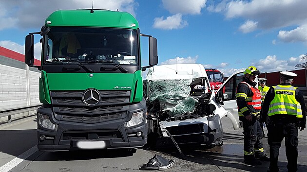 Při nehodě na D1 mezi Hranicemi a Lipníkem nad Bečvou na Přerovsku byl zraněn řidič dodávky, dálnice musela být dočasně uzavřena.