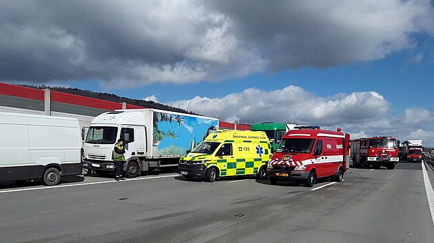 Při nehodě na D1 mezi Hranicemi a Lipníkem nad Bečvou na Přerovsku byl zraněn řidič dodávky, dálnice musela být dočasně uzavřena.