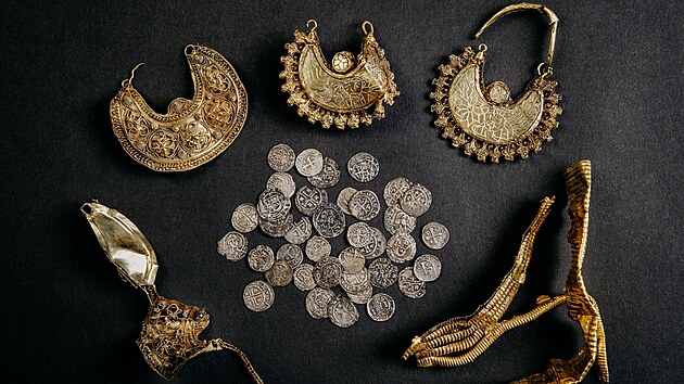 Nalezené šperky byly již v dobách, kdy došlo k ukrytí pokladu dvě století staré. (17. března 2023)