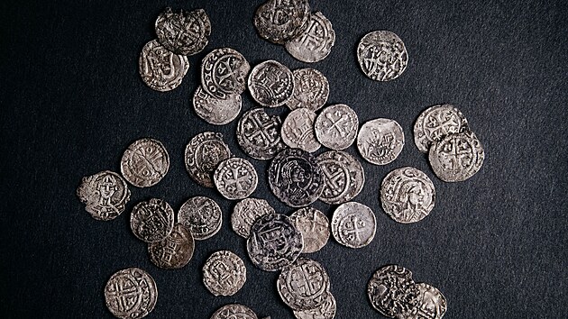 Některé mince jsou nejspíš z roku 1250. Podle archeologů v této době mělo dojít k zakopání pokladu. (17. března 2023)