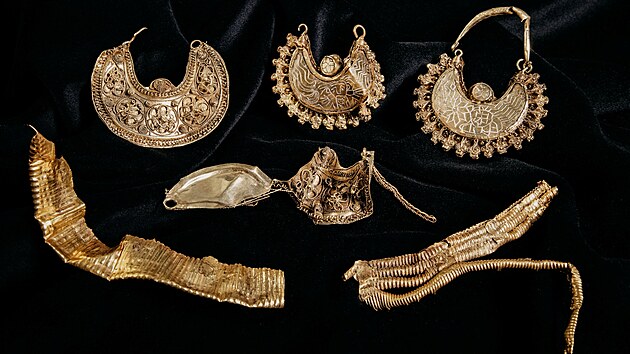 Nalezené šperky byly již v dobách, kdy došlo k ukrytí pokladu dvě století staré.(17. března 2023)