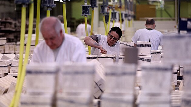 Dělníci pracují na výrobě hrnků s motivy britského monarchy, který bude 6. května korunován. (15. 3. 2023)