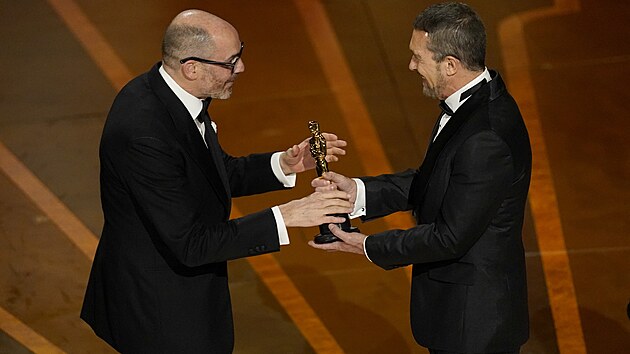 Německý režisér Edward Berger přebírá Oscara za nejlepší cizojazyčný snímek, tedy film Na západní frontě klid (12. března 2023).