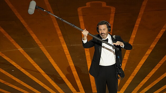 Modertor Jimmy Kimmel se sna oivit pedvn Oscar (12. bezna 2023).