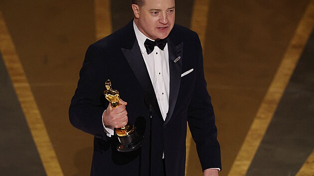 Brendan Fraser přebírá Oscara za nejlepší mužský herecký výkon, zasloužil si ho snímkem Velryba (12. března 2023).