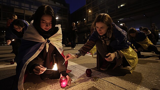 Iniciativa Hlas Ukrajiny uspořádala připomínkové shromáždění nazvané 300 dní v zajetí, kde je Azov? Účastníci pochodem došli až k Národnímu divadlu, kde si připomněli rok od bombardování divadla v Mariupolu. (18. března 2023)