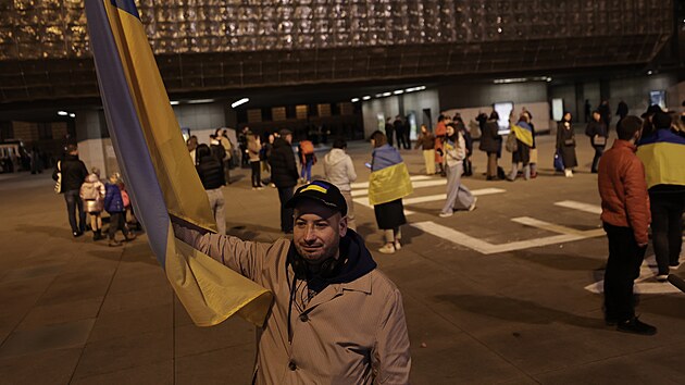 Iniciativa Hlas Ukrajiny uspořádala připomínkové shromáždění nazvané 300 dní v zajetí, kde je Azov? Účastníci pochodem došli až k Národnímu divadlu, kde si připomněli rok od bombardování divadla v Mariupolu. (18. března 2023)