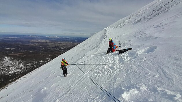 Záchranáři pomocí transportní techniky přepravili dvě dvojice z vrcholu Sněžky do Pece. (13. března 2023)