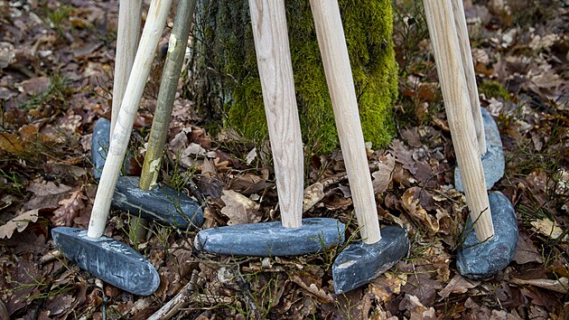 Experimentln archeologov z vestarskho archeoparku vyzkoueli kcen pomoc kamennch seker. (13. bezna 2023)