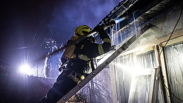 Hasi�i p�ijeli u� k siln� ho��c�mu domu na p�edm�st� N�choda. (14. b�ezna 2023)