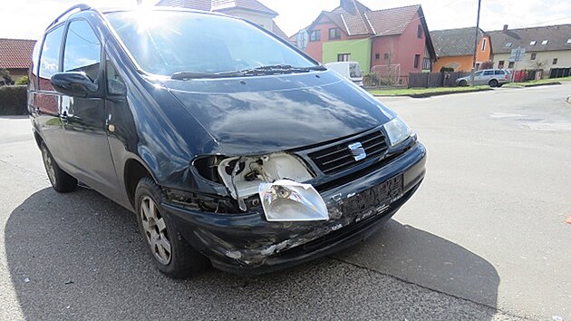 Dvě auta se srazila v křižovatce v Bydžovské Lhotce. (15. března 2023)