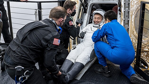 tylennou posdku lodi Crew Dragon tvoili dva Ameriani, Ruska a Japonec. Na snmku astronaut Koii Wakata (11. bezna 2023)