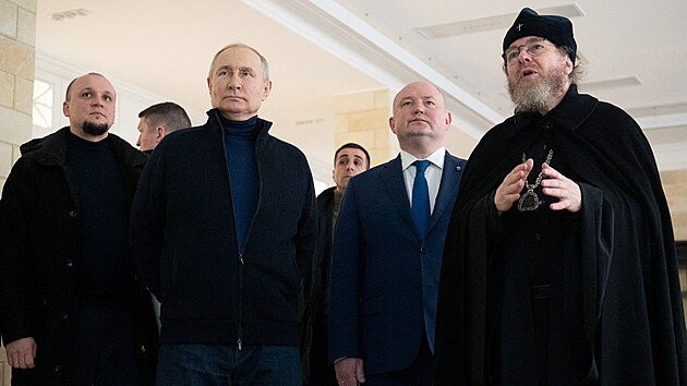 Ruský prezident Vladimir Putin navštívil poloostrov Krym. Zřejmě k výročí ruské anexe tohoto ukrajinského území. Na snímku s Michajlem Razvožajevem, gubernátorem Sevastopolu (18. března 2023)