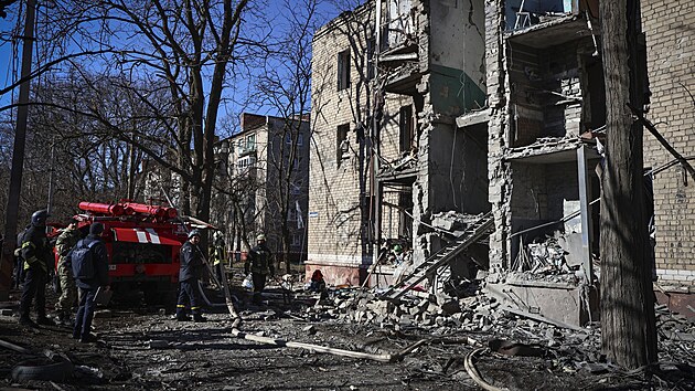 Budova zniená ruským ostelováním ve východoukrajinském Kramatorsku (14....