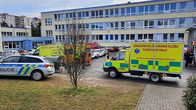 Záchranáři a hasiči vyjížděli do základní školy v Plzni k rozlitému dezinfekčnímu přípravku. Několik lidí se ho nadýchalo a udělalo se jim nevolno.