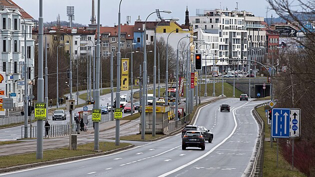 Po otevření západního plzeňského okruhu se ulevilo některým tepnám ve městě. Na Karlovarské ulici klesl v místech zastávky MHD Pod Záhoskem provoz o 12 procent. (9. 3. 2023)