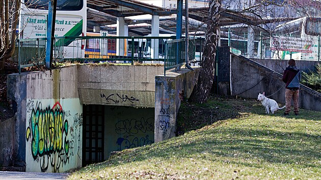 Podchod pod Centrálním autobusovým nádražím v Plzni nevypadá moc dobře. (2. března 2023)