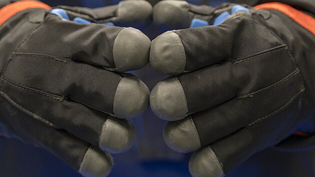 Ochranné rukavice na prototypu skafandru AxEMU pro měsíční mise v rámci programu  Artemis.