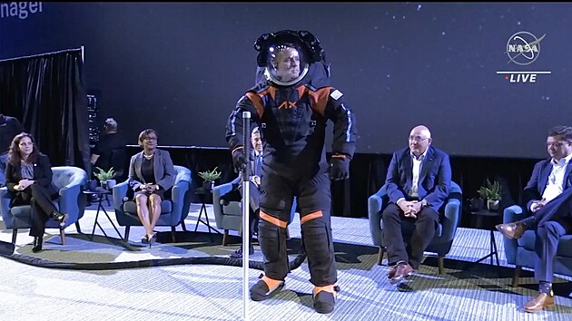 Hlavní inženýr společnosti Axiom Space Jim Stein ve středu 15. března 2023 představuje prototyp skafandru AxEMU.