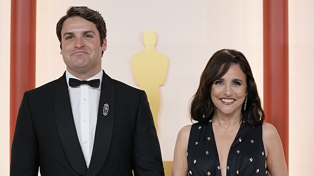 Julia Louis-Dreyfusová a její syn Henry Hall na udílení cen Oscar (Los Angeles, 12. března 2023)
