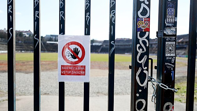 Na bráně lužáneckého stadionu se objevila cedule „radě města Brna vstup zakázán“.