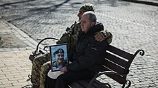 Kyjev. Osmašedesátiletý Anatolij vzpomíná na svého syna padlého v boji s Rusy...