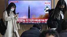 Jihokorejci sledují ilustraní zábry raketového testu svého severního souseda...
