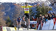 Slovinský cyklista Tadej Pogaar slaví triumf v sedmé etap závodu Paí-Nice.