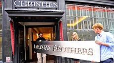 Třímetrový kovový honosný štít s logem firmy Lehman Brothers se vydražil v...