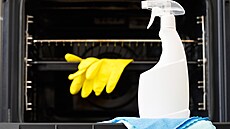 Když už musíte použít chemické čističe, určitě použijte rukavice. Vaše kůže by...