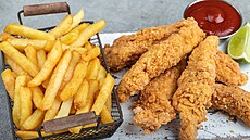 Ku�ecí stripsy s hranolky. Nebo hranolkami?