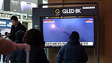 Lidé na nádraí v jihokorejském Soulu sledují na TV obrazovce odpálení...