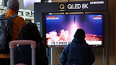 Lidé na nádraí v jihokorejském Soulu sledují na TV obrazovce odpálení...