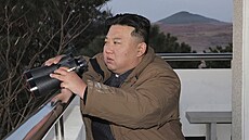 Severokorejský vůdce Kim Čong-un sleduje odpálení mezikontinentální balistické...