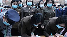Nábor mladých Severokorejc do armády. (17. bezna 2023)