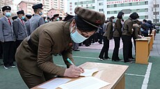 Nábor mladých Severokorejc do armády. (17. bezna 2023)