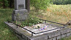 Po válce byl v roce 1946 díky obyvatelm Boskovtejna pilotovi postaven pomník...