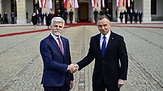 Prezident Petr Pavel pijel do Polska, Andrzej Duda ho pijal s vojenskými...