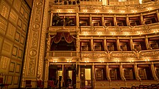 Prezidentská lóe nad jevitm a opona v Národním divadle (21. února 2023)