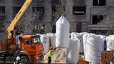 Stavební dlníci pracují na oprav budovy v Ruskem okupovaném Mariupolu na...