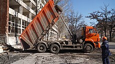 Stavební dlníci pracují na oprav budovy v Ruskem okupovaném Mariupolu na...